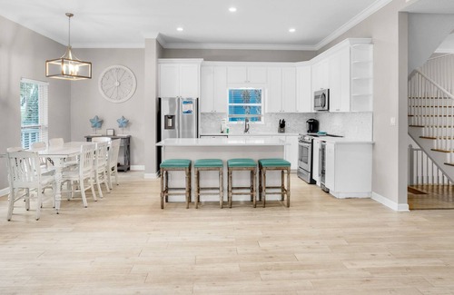 Fort Walton Beach - Destin House | 🦩Community Pool-350yards2Beach-4 Bikes Available-5BR Flirty Flamingo 🦩