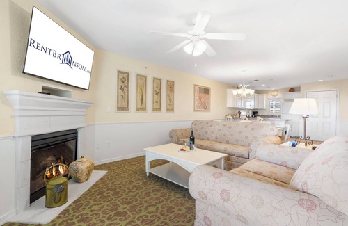 Kimberling City Condo | Community Pool-Mini Golf-Table Rock Access @ Kim City Condo- Free Tickets