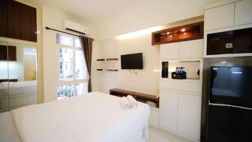 Surabaya Apartment | Compact and Cozy Stay Studio at Bale Hinggil Apartment By Travelio