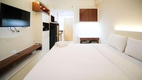 Surabaya Apartment | Compact and Cozy Stay Studio at Bale Hinggil Apartment By Travelio