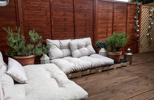 Hemel Hempstead Apartment | Compact Annex - Private Patio & Parking Included