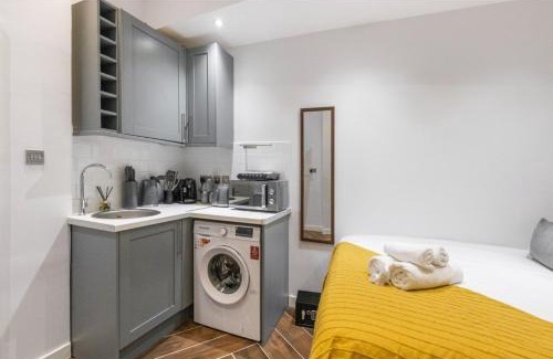 Wandsworth Apartment | Compact Comfort: Your London Basecamp