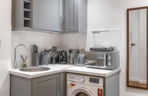 Wandsworth Apartment | Compact Comfort: Your London Basecamp