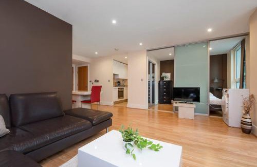 Bunhill Apartment | Compact Flat With A River View Close To Big Ben