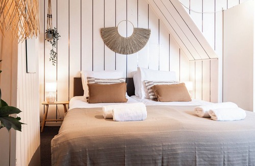Zoutelande House | Compact suite in Zoutelande - Relax by the sea with a private bathroom.