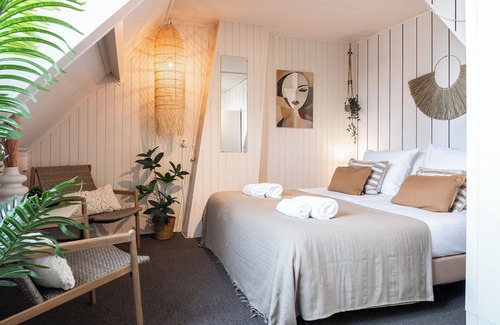 Zoutelande House | Compact suite in Zoutelande - Relax by the sea with a private bathroom.