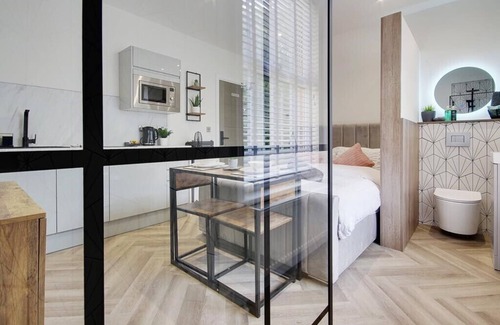 Westbourne Apartment | Compact Unique Suite