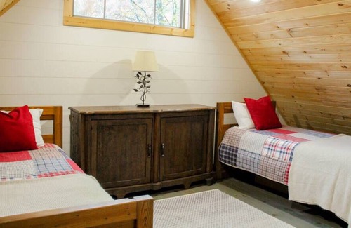 Tellico Plains Cabin | Compass Lodge w/ queen bed