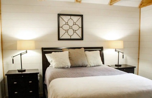 Tellico Plains Cabin | Compass Lodge w/ queen bed