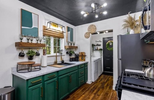 Sierra Village Cabin | Compass NORTH! A Boho Bungalow Fast Wi-Fi A/C