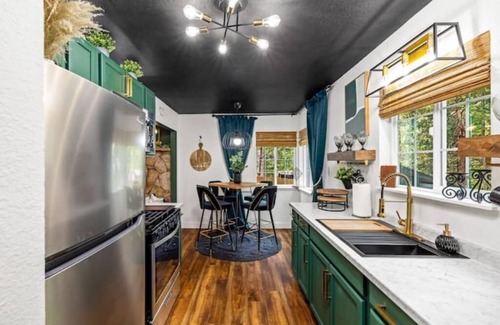 Sierra Village Cabin | Compass NORTH! A Boho Bungalow Fast Wi-Fi A/C