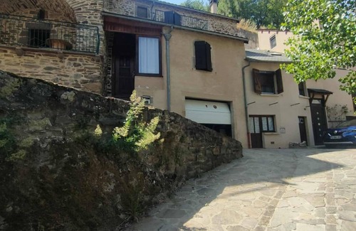 Le Truel House | Complete house sleeps 5 In the center of the village of Truel, on the banks of the Tarn river