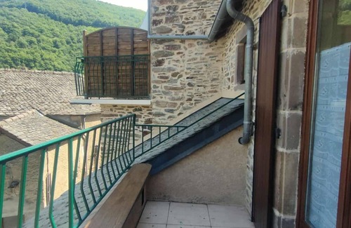 Le Truel House | Complete house sleeps 5 In the center of the village of Truel, on the banks of the Tarn river