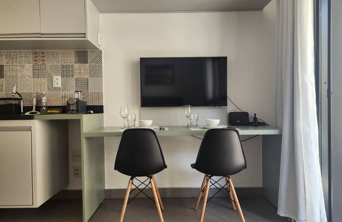 Pinheiros Apartment | Complete studio near Oscar Freire subway station l Studio Capote 411
