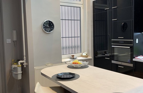Nepszinhaz negyed Apartment | Completely refurbished, renovated bright apartment!