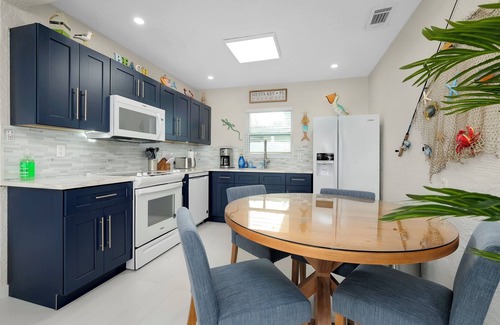 Siesta Key Villa | Completely Remodeled- 150 Yards to Beach and Restaurants!