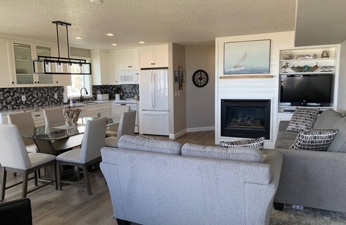 Seaside Condo | Completely remodeled luxurious1200 sq ft oceanfront 2-bedroom/2-bathroom condo