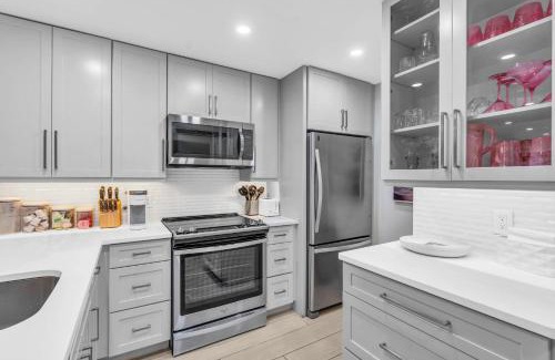 Park Shore House | Completely renovated first floor condo