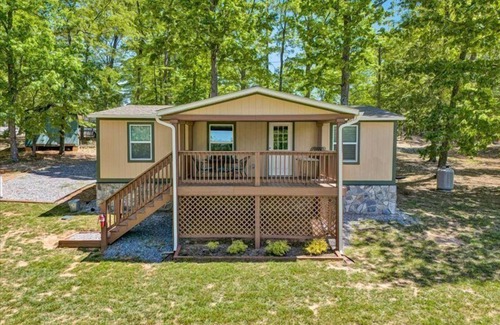 Huddleston House | COMPLETELY RENOVATED home located in Mitchell's Point Marina & RV Park. PET FRIENDLY & FIRE PIT!