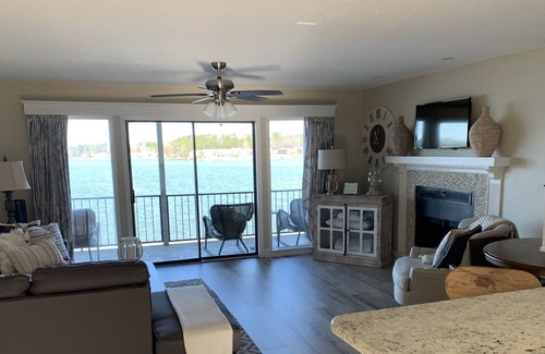 Lake Hamilton Condo | Completely Updated Walk-In Level Condo at The Landing!