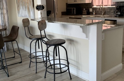 Lake Hamilton Condo | Completely Updated Walk-In Level Condo at The Landing!