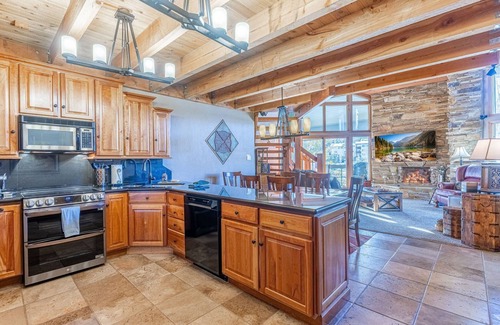 Deer Valley Condo | *Complimentary Ski Rental* Deer Valley Penthouse at Powder Run | Hot Tub | 2 Minute Walk to Skiing