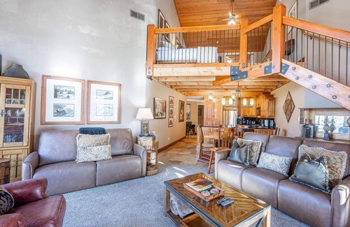 Deer Valley Condo | *Complimentary Ski Rental* Deer Valley Penthouse at Powder Run | Hot Tub | 2 Minute Walk to Skiing