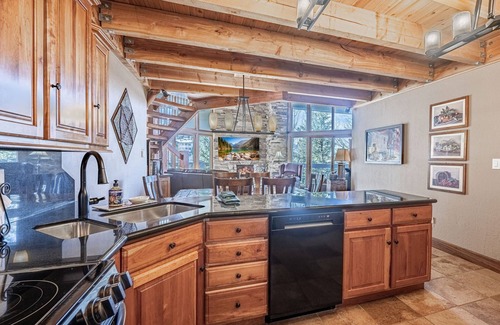 Deer Valley Condo | *Complimentary Ski Rental* Deer Valley Penthouse at Powder Run | Hot Tub | 2 Minute Walk to Skiing