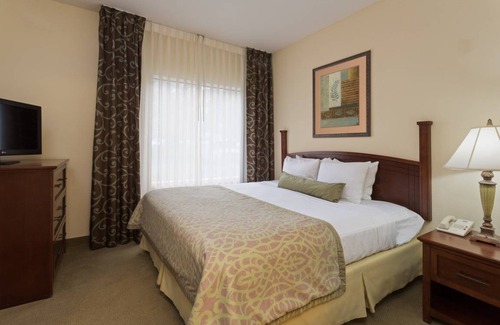 Airport North Condo | Condo ∙ 2 bedrooms ∙ 6 guests