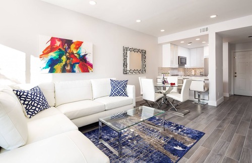 Central Naples Condo | Condo 2 Bedrooms 2 Baths Pool 6 min to Beaches Downtown Restaurants Shopping