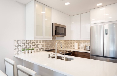 Central Naples Condo | Condo 2 Bedrooms 2 Baths Pool 6 min to Beaches Downtown Restaurants Shopping