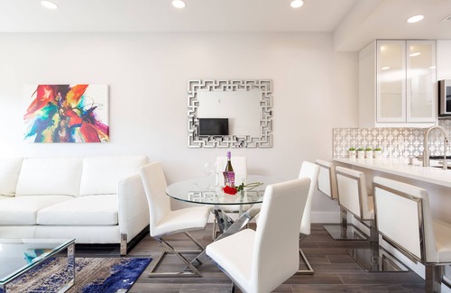 Central Naples Condo | Condo 2 Bedrooms 2 Baths Pool 6 min to Beaches Downtown Restaurants Shopping