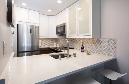 Central Naples Condo | Condo 2 Bedrooms 2 Baths Pool 6 min to Beaches Downtown Restaurants Shopping