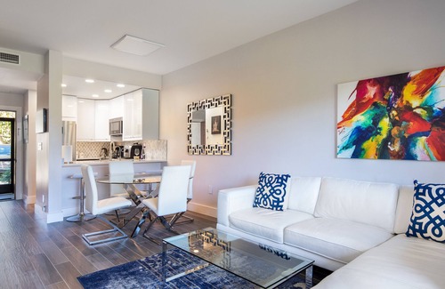 Central Naples Condo | Condo 2 Bedrooms 2 Baths Pool 6 min to Beaches Downtown Restaurants Shopping