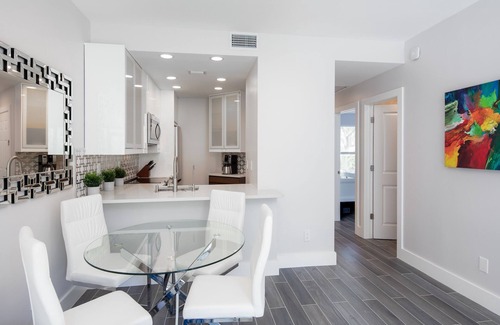 Central Naples Condo | Condo 2 Bedrooms 2 Baths Pool 6min to Beaches Downtown Restaurants Shoppingn