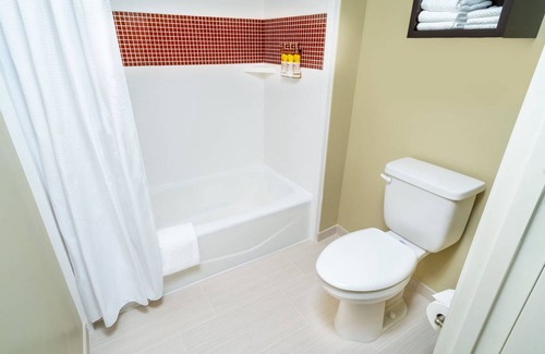 Newark Condo | Condo ∙ 2 bedrooms ∙ 5 guests
