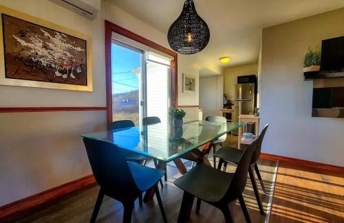 Ste Anne de Beaupre Apartment | Condo 2 - Bord de l'eau SPA Barbecue & Foyer