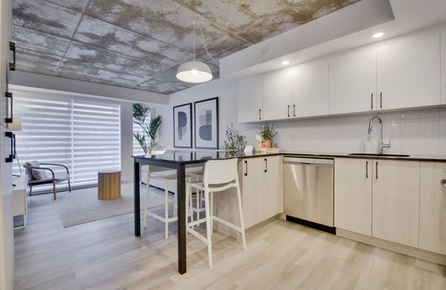 Saint-Roch Apartment | Condo - 305 | Swimming pool | Terrace with a view
