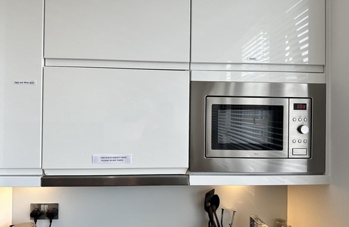 Haywards Heath Apartment | Condo Apartment with workspace