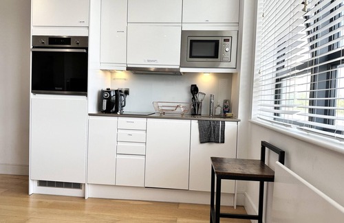 Haywards Heath Apartment | Condo Apartment with workspace