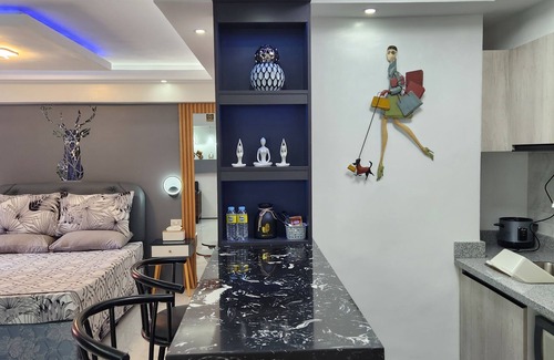 Mactan Export Processing Zone Apartment | Condo Azur Suites B207, 5mins Airport, Netflix, Stylish, Cozy, Swimming Pool