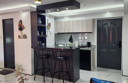 Mactan Export Processing Zone Apartment | Condo Azur Suites B207, 5mins Airport, Netflix, Stylish, Cozy, Swimming Pool