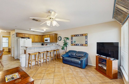 New Braunfels Condo | Condo by river & Schlitterbahn with pools, hot tubs, washer/dryer, central AC