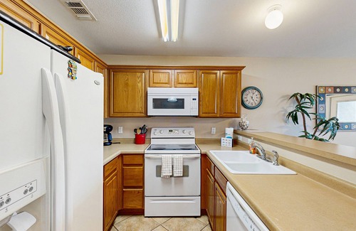New Braunfels Condo | Condo by river & Schlitterbahn with pools, hot tubs, washer/dryer, central AC