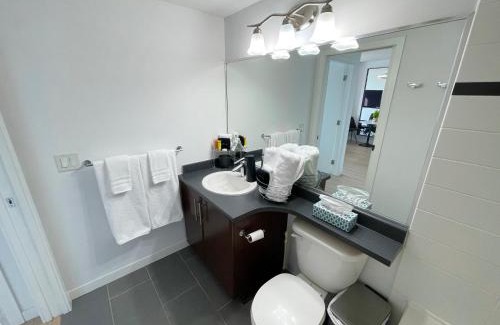 Crosstown Apartment | Condo Downtown Vancouver - Near Rogers Arena & BC Place w Parking