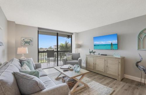 Marco Island House | Condo in community with beach access, pool and tennis