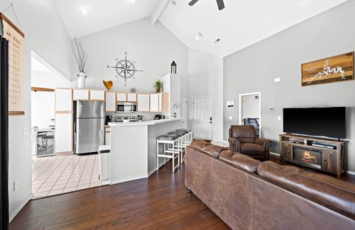 Kimberling City Condo | Condo in Lakefront Resort w/Boat Launch & Pool!