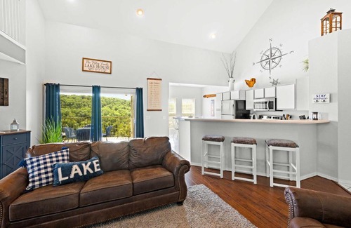 Kimberling City Apartment | Condo in Lakefront Resort with Boat Launch and Pool!