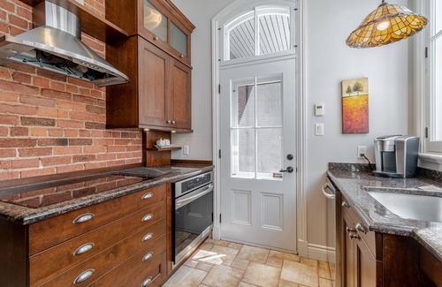 Old Quebec Apartment | Condo Lux Le Méribel du Vieux-Québec!2100ft 3bedrooms,BBQ, Free indoorParking.