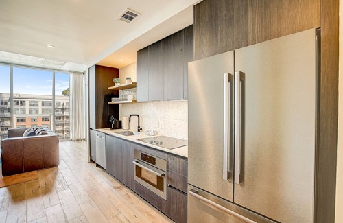 Rainey Street Historic District Condo | Condo on hip Rainey Street - skyline-view balcony, rooftop pool
